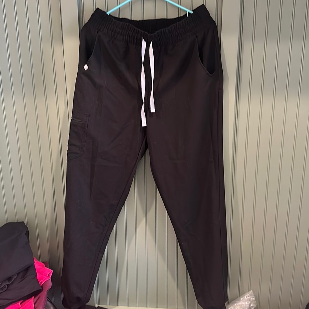 Figs high waisted scrub pants!